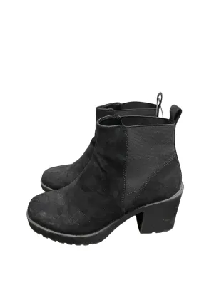 Boots Ankle Heels By Divided In Black, Size: 8